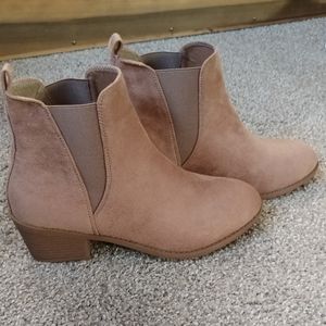 Nwot brown booties